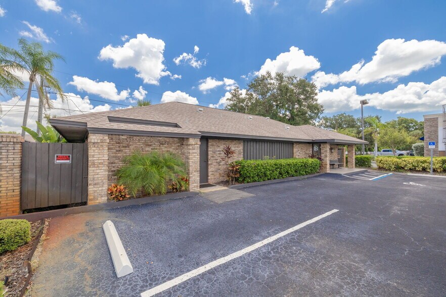 1701 66th St N, Saint Petersburg, FL à louer - Photo de l’immeuble – Image 2 sur 12