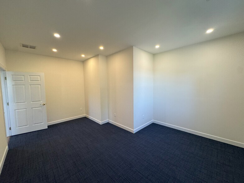 761B Monroe St, Herndon, VA à louer - Photo de l’immeuble – Image 2 sur 24