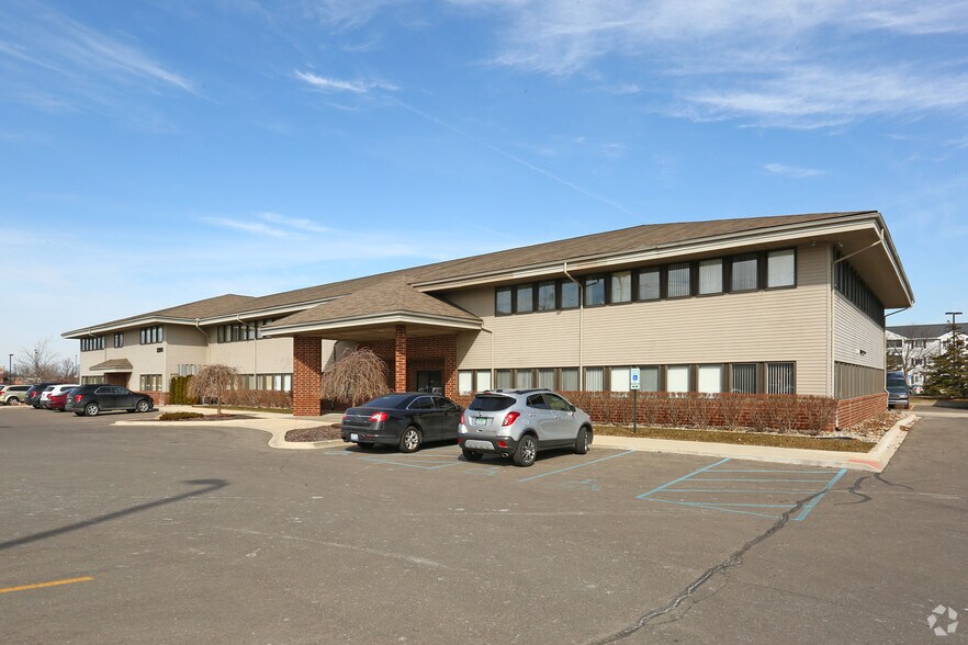 2200 N Canton Center Rd, Canton, MI à louer - Photo principale – Image 1 sur 6