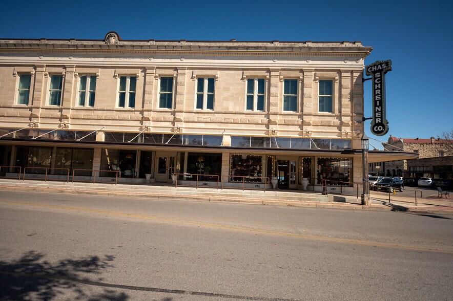 200 Earl Garrett St, Kerrville, TX à vendre - Photo de l’immeuble – Image 3 sur 26