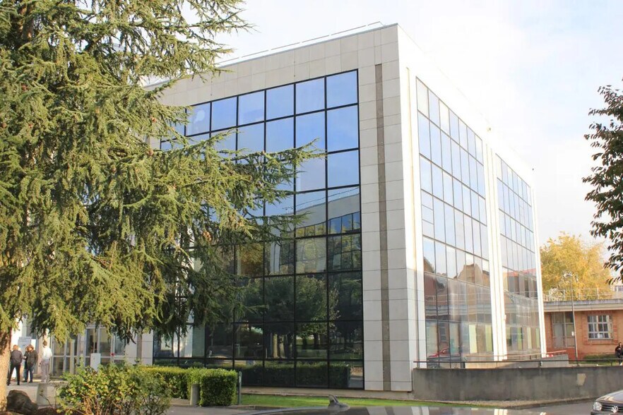 Bureau dans Cergy à louer - Photo de l’immeuble – Image 1 sur 7