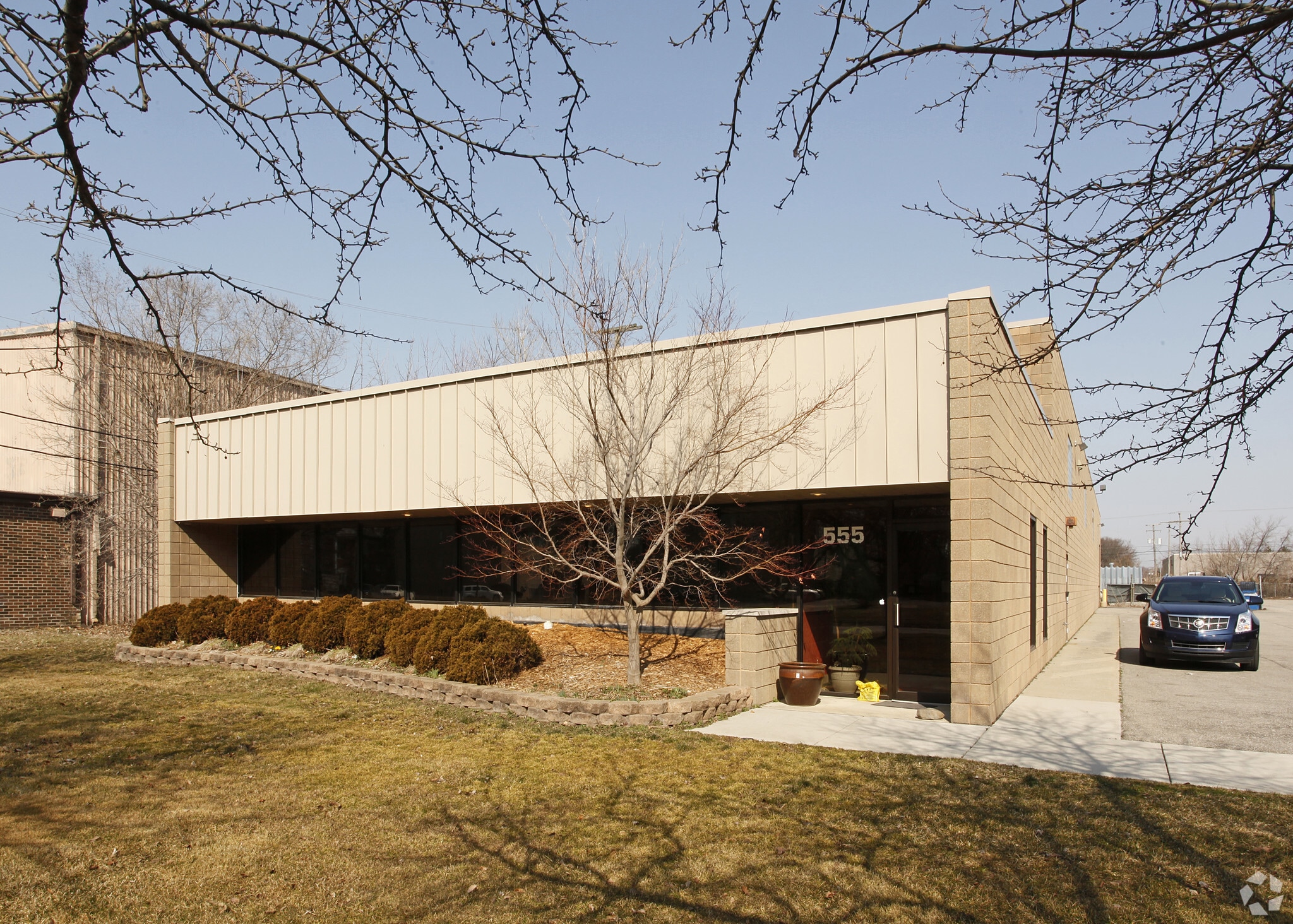 555 Elmwood Dr, Troy, MI à louer Photo principale– Image 1 sur 15