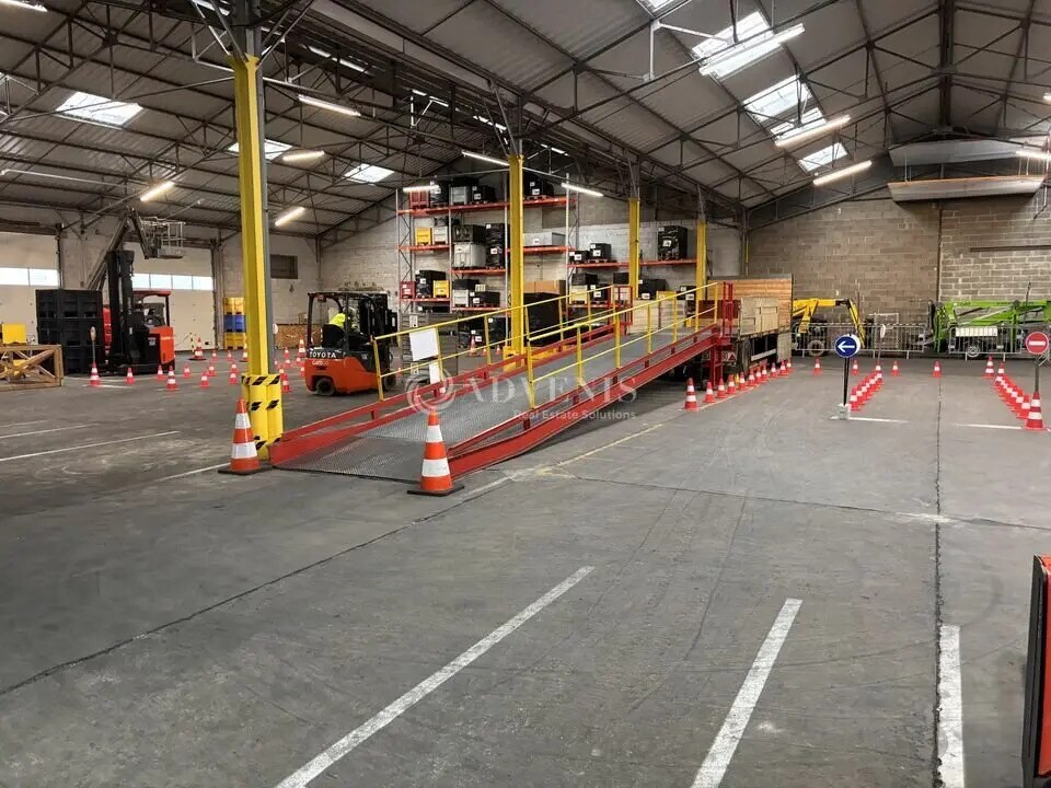 Local d’activités dans Arnage à louer Photo de l’immeuble– Image 1 sur 4