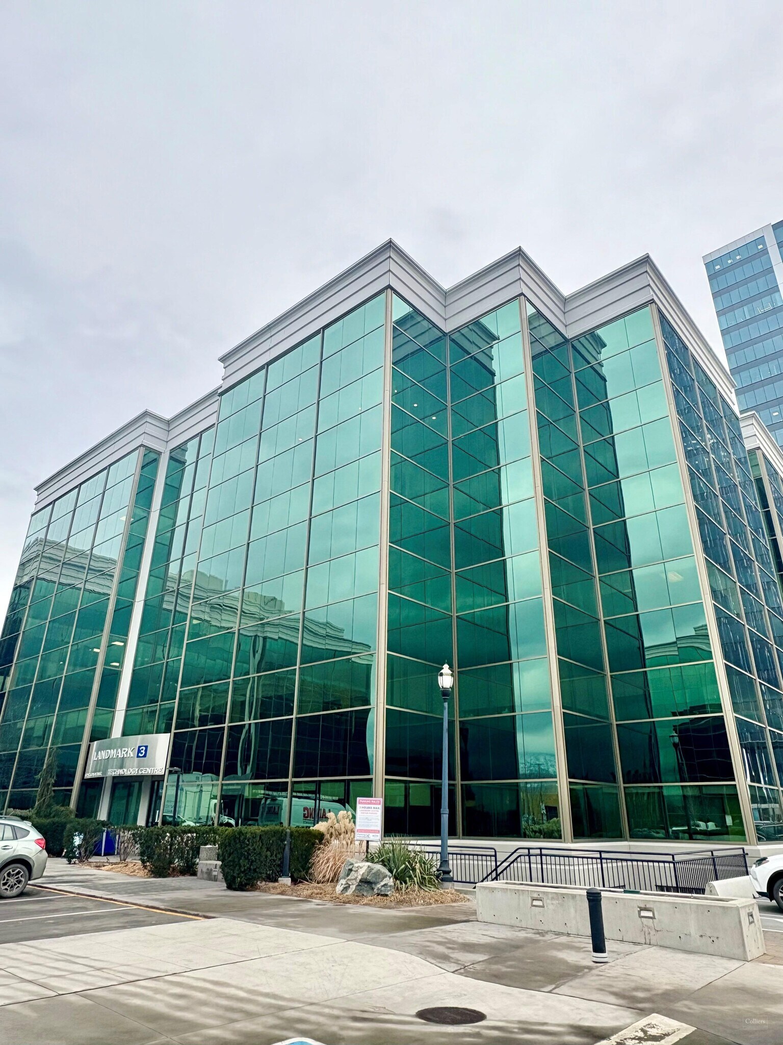 1632 Dickson Ave, Kelowna, BC à louer Photo principale– Image 1 sur 2