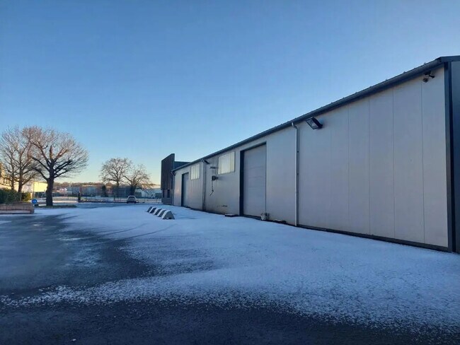 Plus de détails pour Local d'activités à louer