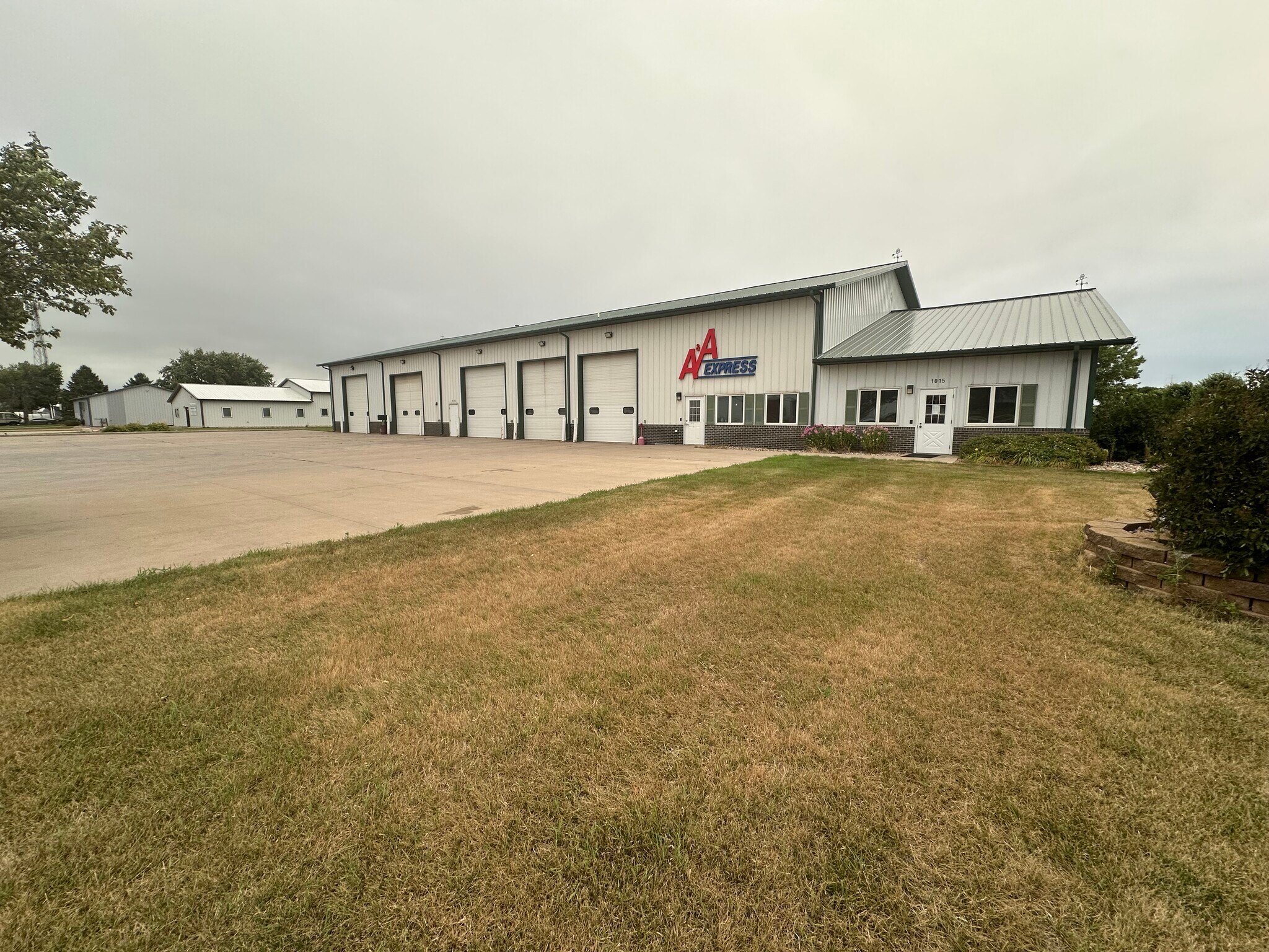 1015 N 9th Ave, Brandon, SD à louer Photo principale– Image 1 sur 28