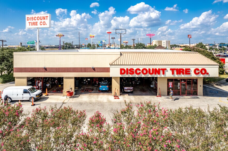 7954 N IH 35, San Antonio, TX à vendre - Photo de l’immeuble – Image 2 sur 3