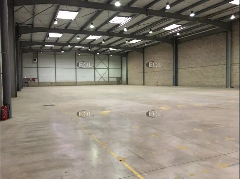 Industriel/Logistique dans Saint-Thibault-des-Vignes à louer - Photo intérieure – Image 1 sur 3