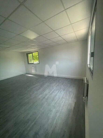 Bureau dans Lisses à louer - Photo de l’immeuble – Image 3 sur 5