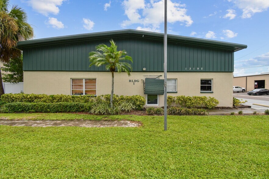 13195 N 49th St N, Clearwater, FL à louer - Photo de l’immeuble – Image 2 sur 18