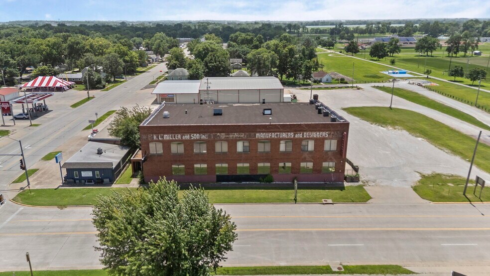 415 W Madison Ave, Iola, KS à vendre - Photo de l’immeuble – Image 2 sur 84