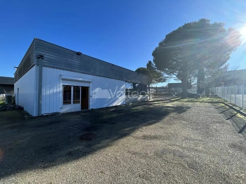 Local d'activités dans Mondouzil à vendre - Photo de l’immeuble – Image 3 sur 12