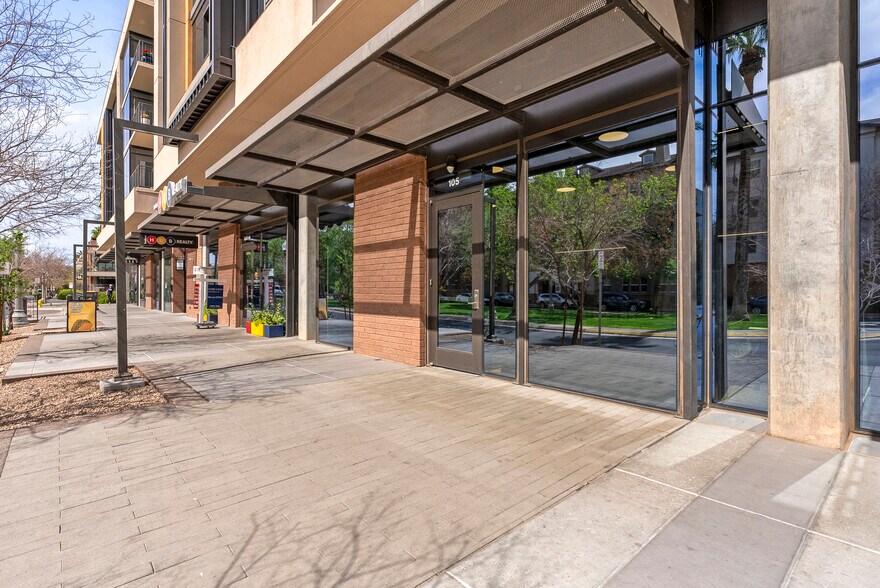 100 W Portland St, Phoenix, AZ à vendre - Photo de l’immeuble – Image 1 sur 6