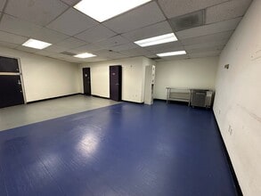18607 Ventura Blvd, Tarzana, CA à louer Photo intérieure– Image 2 sur 2