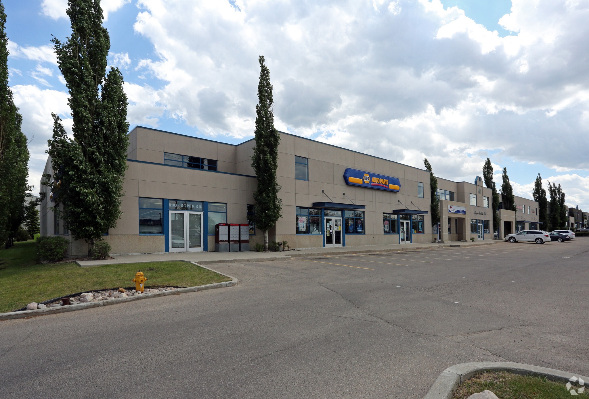8103-8135 Roper Rd NW, Edmonton, AB à louer Photo principale– Image 1 sur 5