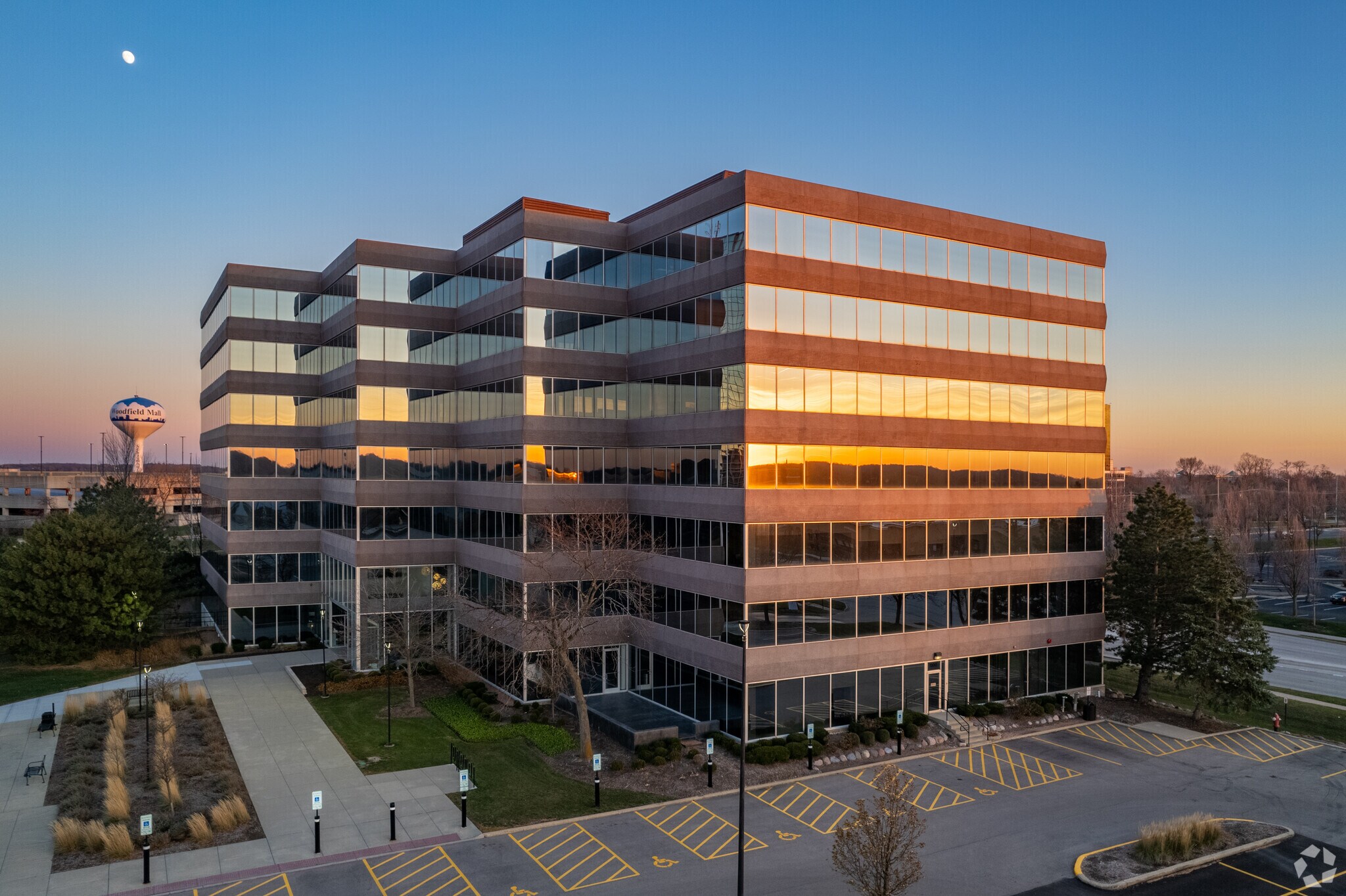 1300 E Woodfield Rd, Schaumburg, IL à louer Photo de l’immeuble– Image 1 sur 16
