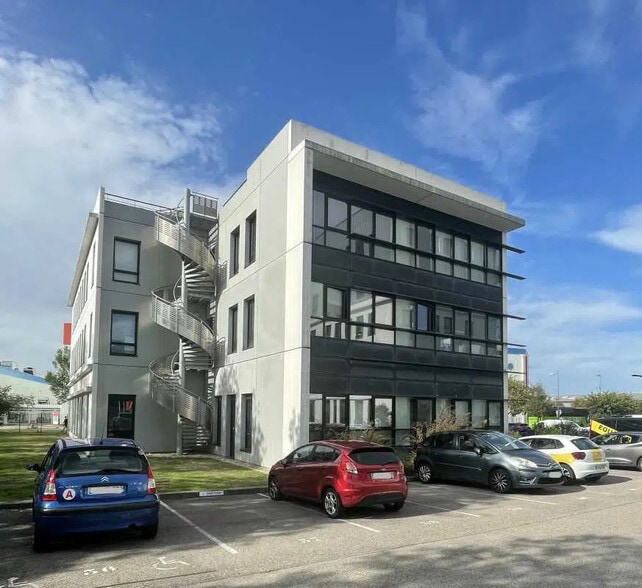 1 Rue Monseigneur Ancel, Saint-Priest à louer - Photo de l’immeuble – Image 2 sur 10