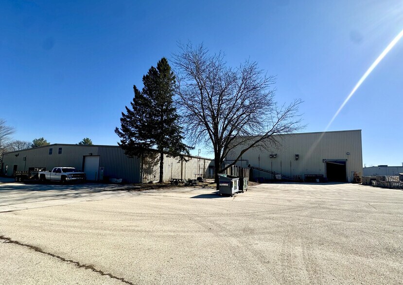 525 Norton Dr, Hartland, WI à vendre - Photo de l’immeuble – Image 3 sur 7