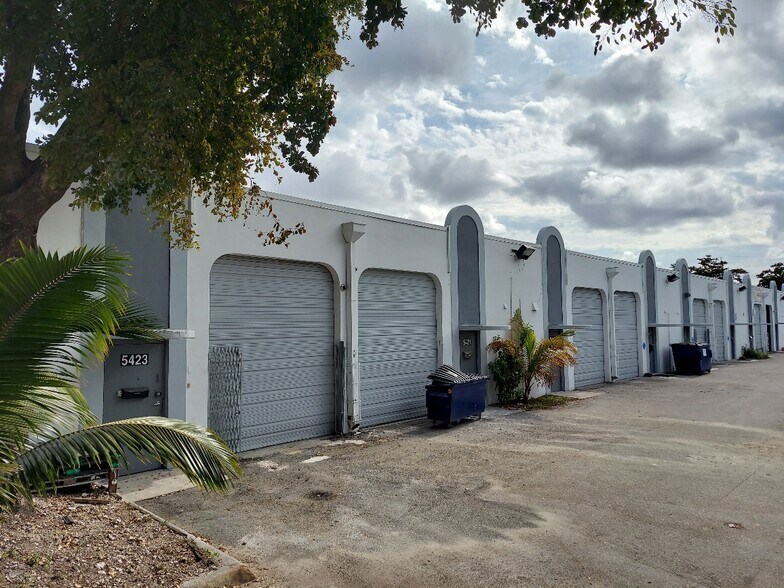 5401-5423 NW 74th Ave, Miami, FL à louer - Photo de l’immeuble – Image 1 sur 6