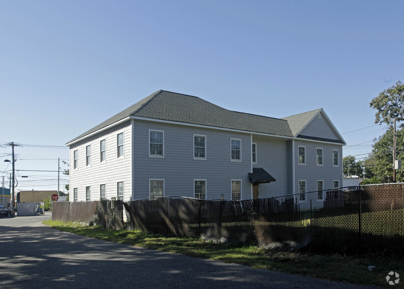 21 Old Montauk Hwy, Mastic, NY à vendre - Photo principale – Image 2 sur 7