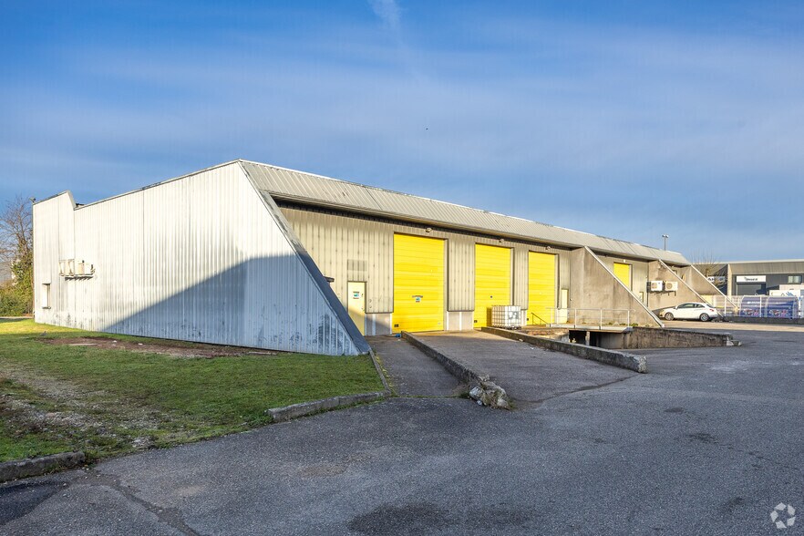9 Rue De La Perlerie, Vaulx-en-Velin à louer - Photo de l’immeuble – Image 2 sur 3