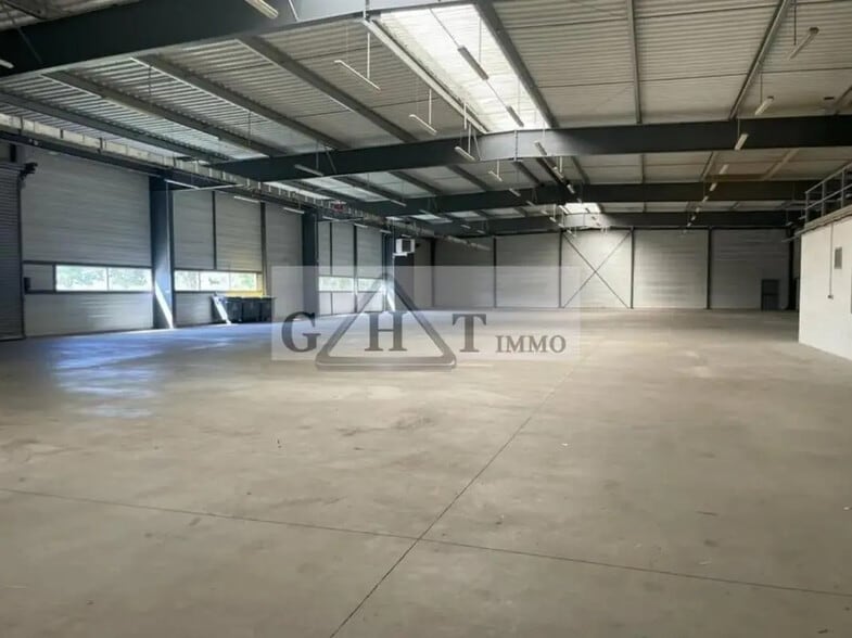 Industriel/Logistique dans Creil à vendre - Photo de l’immeuble – Image 2 sur 3