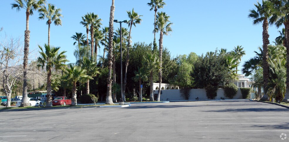 670 Kendall Dr, San Bernardino, CA à vendre - Photo principale – Image 1 sur 12