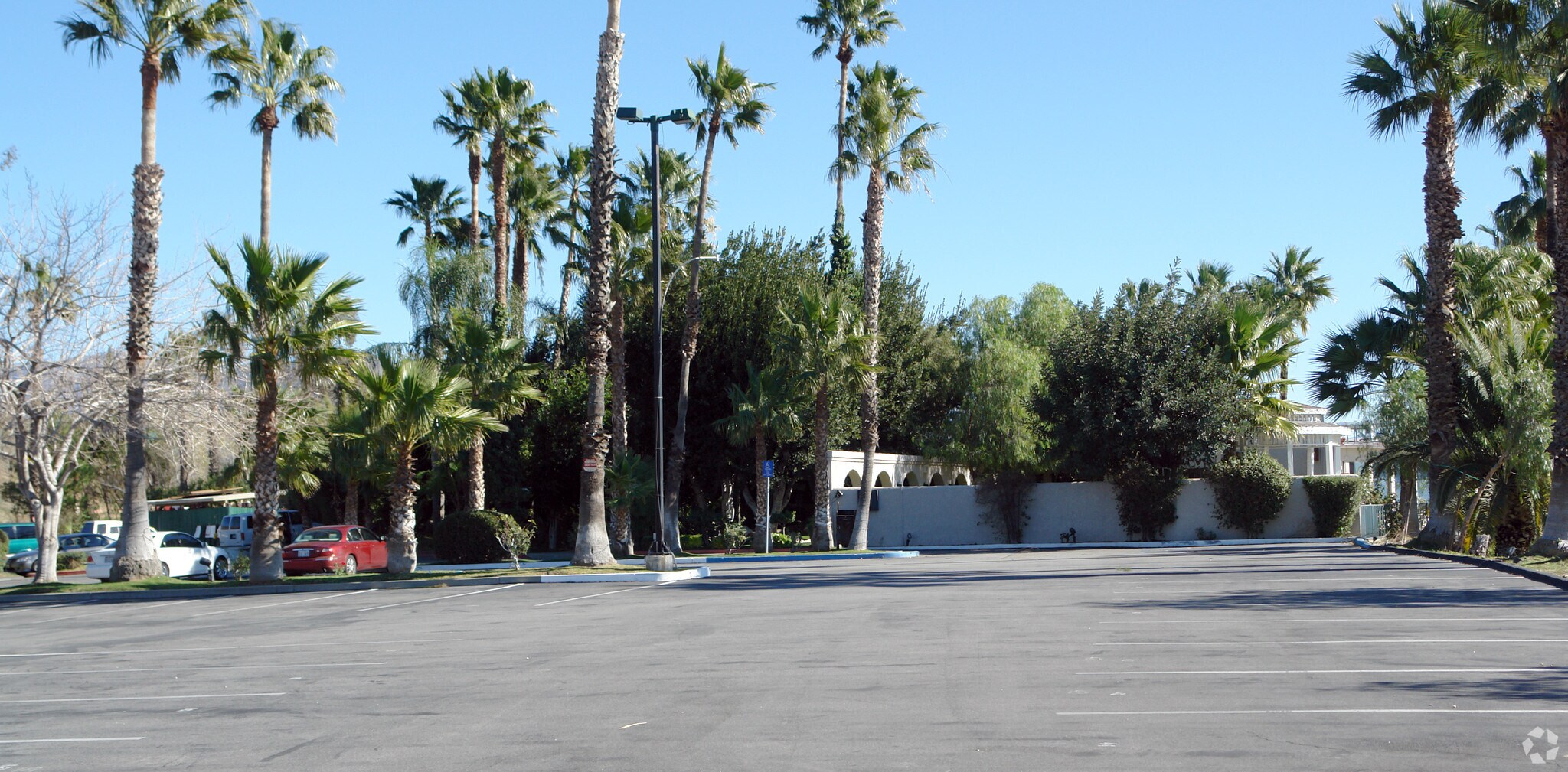 670 Kendall Dr, San Bernardino, CA à vendre Photo principale– Image 1 sur 13