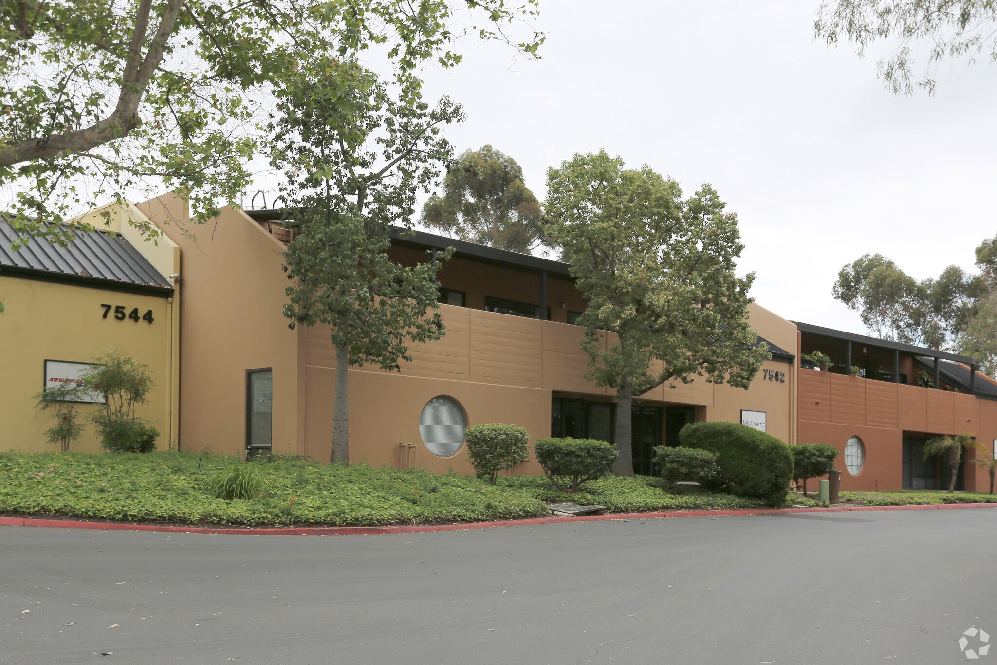 7542 Trade St, San Diego, CA à louer Photo principale– Image 1 sur 26