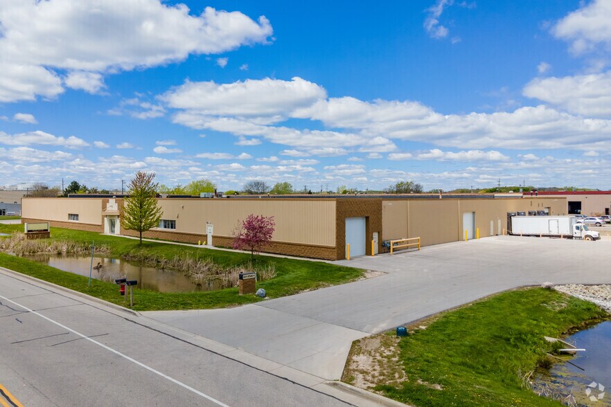 16150 W Lincoln Ave, New Berlin, WI à vendre - Photo principale – Image 1 sur 8