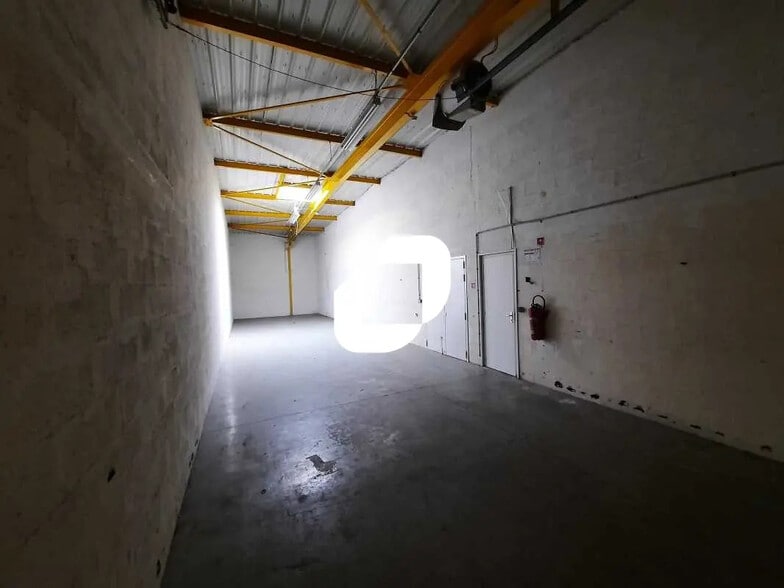 Local d’activités dans Les Ulis à louer - Photo de l’immeuble – Image 3 sur 18