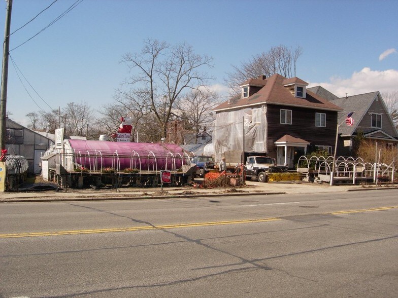 164 Little East Neck Rd, West Babylon, NY à vendre - Photo de l’immeuble – Image 1 sur 9