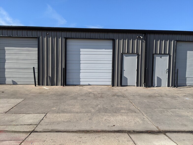2453 Glenda Ln, Dallas, TX à louer - Photo de l’immeuble – Image 3 sur 9