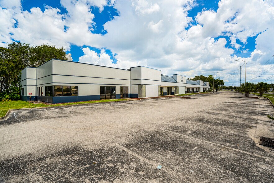 4612 N 56th St, Tampa, FL à louer - Photo de l’immeuble – Image 3 sur 21