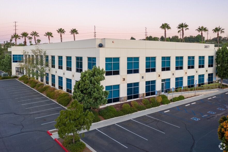 38975 Sky Canyon Dr, Murrieta, CA à louer - Photo de l’immeuble – Image 1 sur 14
