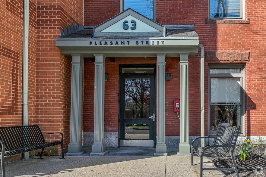 63 Pleasant St, Watertown, MA à louer - Photo de l’immeuble – Image 2 sur 5
