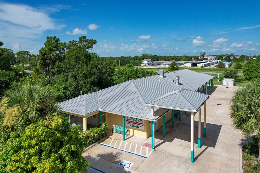 422 Martin Rd SE, Palm Bay, FL à vendre - Photo de l’immeuble – Image 3 sur 39