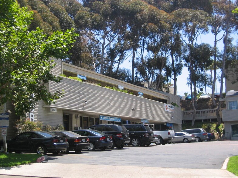 3211 Holiday Ct, La Jolla, CA à louer - Photo de l’immeuble – Image 3 sur 7