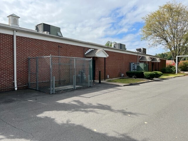 921 Meriden Waterbury Tpke, Plantsville, CT à louer - Photo de l’immeuble – Image 3 sur 9