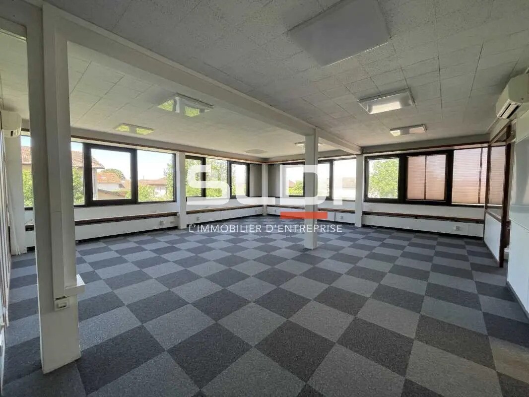 Bureau dans Décines-Charpieu à louer Photo de l’immeuble– Image 1 sur 9