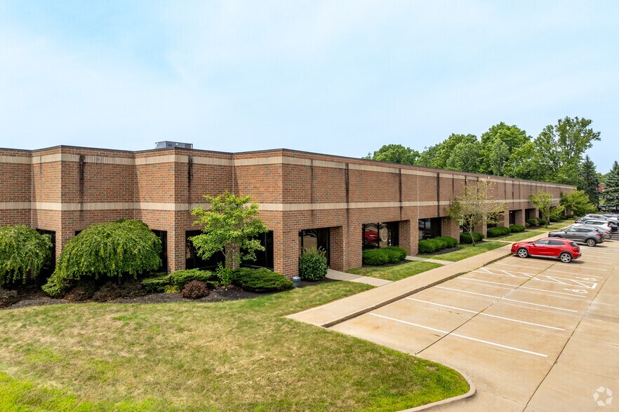 3755 Boettler Oaks Dr, Uniontown, OH à louer - Photo principale – Image 1 sur 14