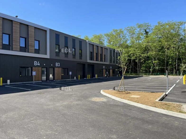 Local d’activités dans Les Mureaux à louer - Photo de l’immeuble – Image 1 sur 5