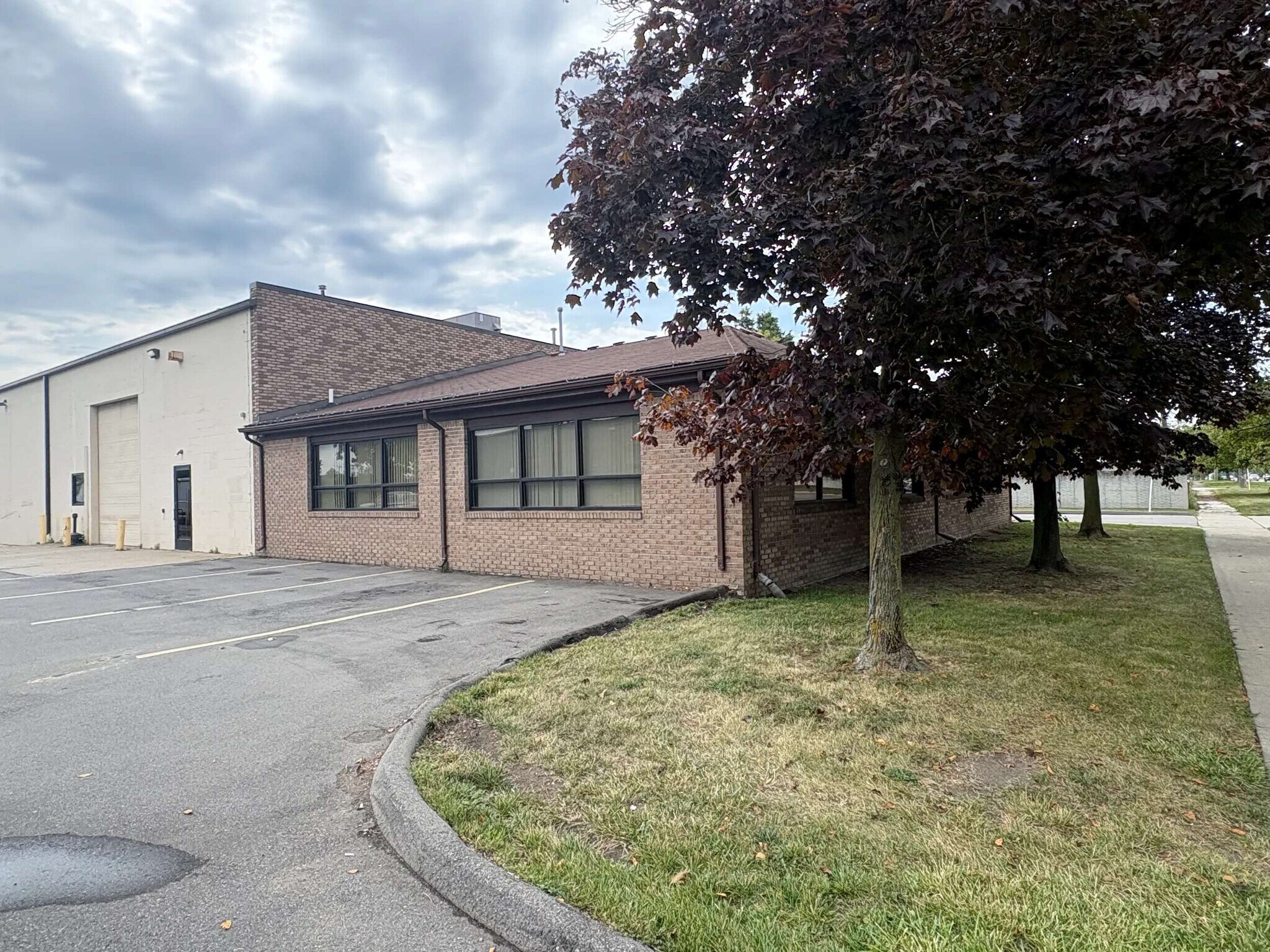5510 E 10 Mile Rd, Warren, MI à louer Photo de l’immeuble– Image 1 sur 9
