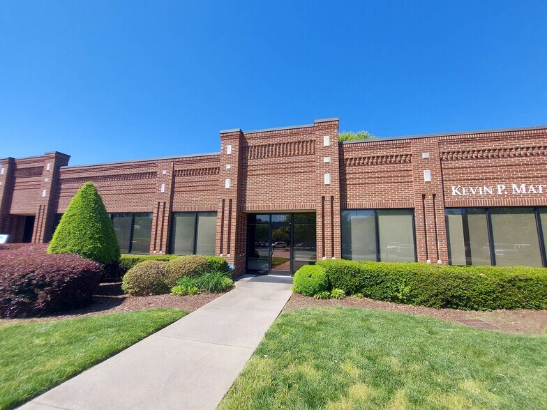 4210 N Roxboro Rd, Durham, NC à louer - Photo de l’immeuble – Image 2 sur 16
