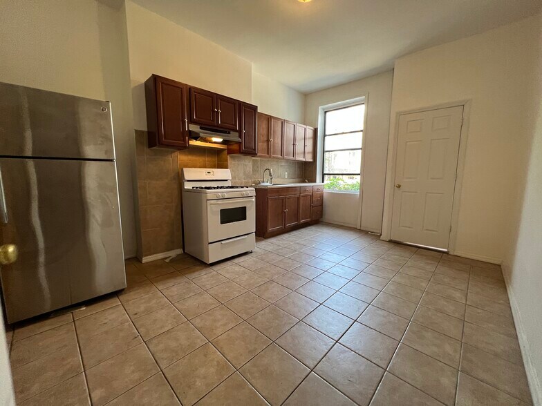 349 Grove St, Brooklyn, NY à vendre - Photo de l’immeuble – Image 2 sur 9