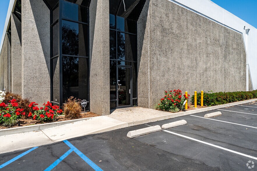 2455 E Francis St, Ontario, CA à vendre - Photo de l’immeuble – Image 3 sur 7