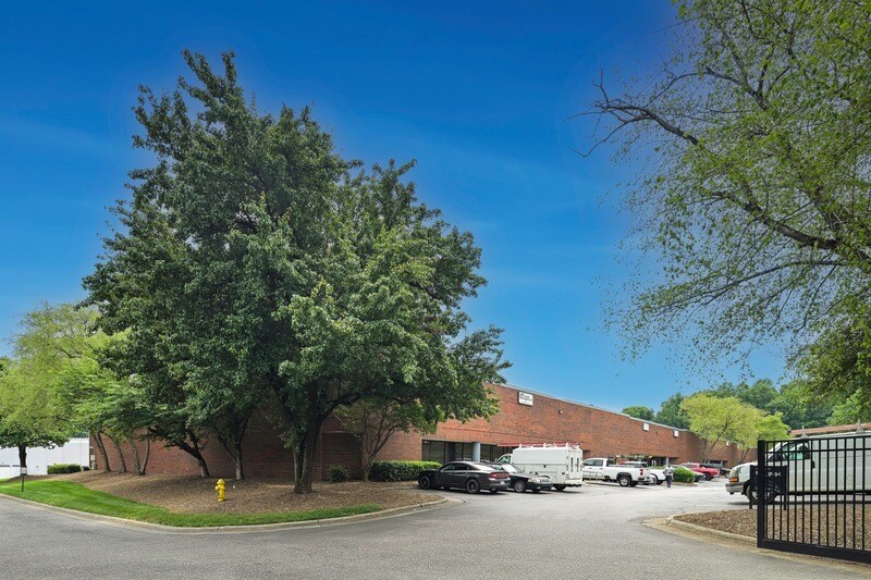 2233 Interstate North Dr, Charlotte, NC à louer - Photo de l’immeuble – Image 3 sur 8