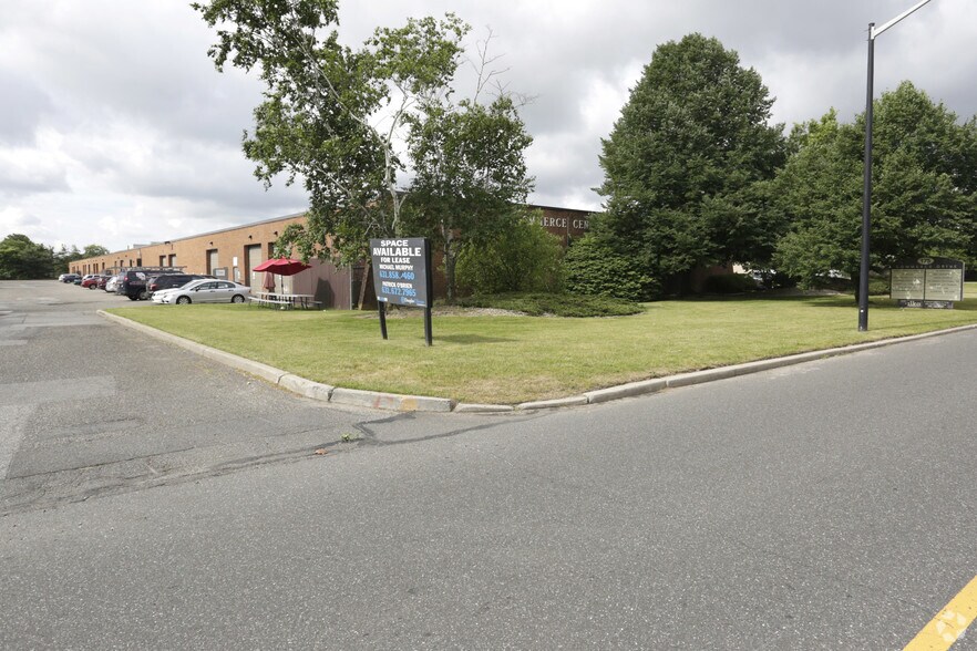 175 Commerce Dr, Hauppauge, NY à louer - Photo de l’immeuble – Image 1 sur 4