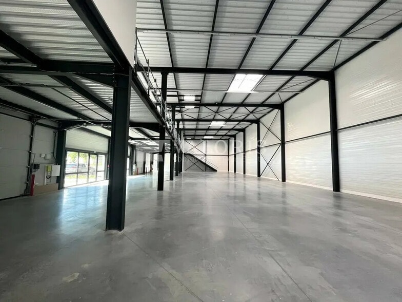 Local d’activités dans Saint-Quentin-Fallavier à louer - Photo intérieure – Image 2 sur 13