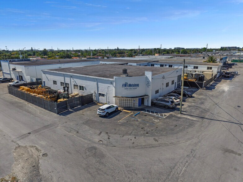 300-320 E 10th Ct, Hialeah, FL à vendre - Photo de l’immeuble – Image 1 sur 10